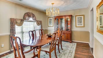 House (3 Bedrooms) | Interior