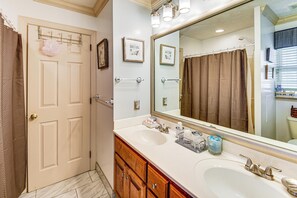 House (3 Bedrooms) | Interior - 5 Mi to Coliseum! Spacious Home in Hampton Roads (Hampton)