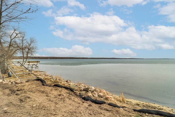 A lakeside view with a bench and a wooden structure by the water. - Family-friendly Lake Ida Escape: Stunning Views! (Alexandria)