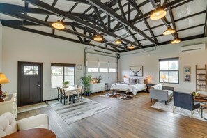 A spacious room with a large bed, a desk, and a chair. There is a window with a view of the outside. - Uncork & Unwind: Scenic Walla Walla Escape (Walla Walla)