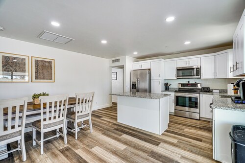 Explore Gila Valley & Eac! Modern Thatcher Home