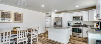 Explore Gila Valley & Eac! Modern Thatcher Home