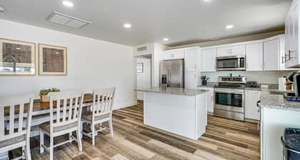 Explore Gila Valley & Eac! Modern Thatcher Home