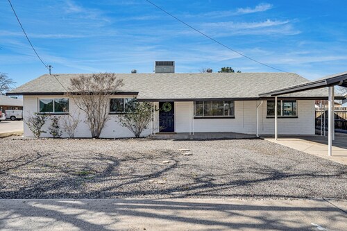 Explore Gila Valley & Eac! Modern Thatcher Home