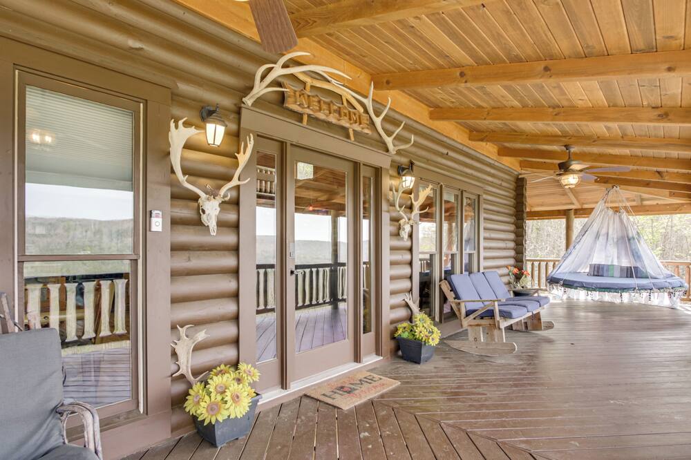 210-acre Cabin w/ Trails & Hot Tub in Tuscumbia! - Florence