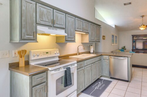 ADA Friendly! Convenient Family Home in Pensacola