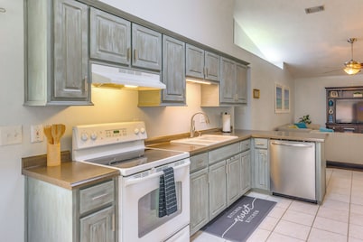 ADA Friendly! Convenient Family Home in Pensacola