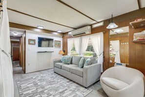 Interior - Bushnell Riverside Retreat w/ Hot Tub & Game Shed (Bushnell)