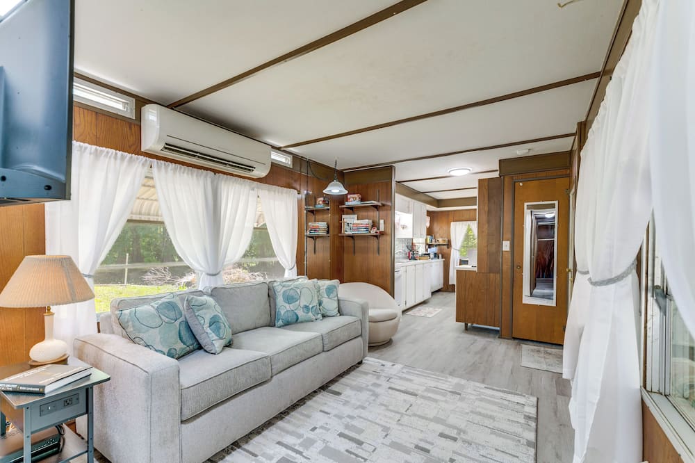 Bushnell Riverside Retreat w/ Hot Tub & Game Shed
