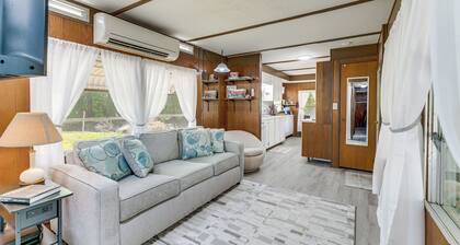 Bushnell Riverside Retreat w/ Hot Tub & Game Shed