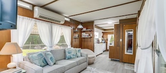 Bushnell Riverside Retreat w/ Hot Tub & Game Shed