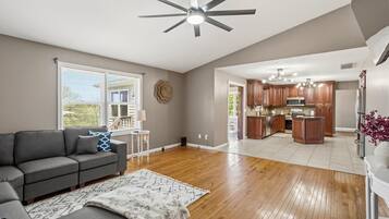 House (5 Bedrooms) | Interior