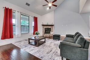 Interior - Near Lake & Family Fun! Spacious Oak Point Home (Little Elm)