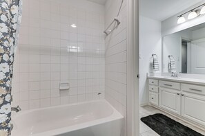 Interior - Near Lake & Family Fun! Spacious Oak Point Home (Little Elm)