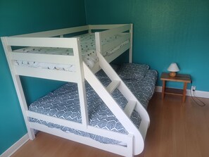 Iron/ironing board, bed sheets