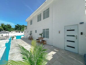Outdoor dining - Anvil Forest Escape II|2PPL| PooL|Generator|PKG| 15 min Beach (Rio Grande)