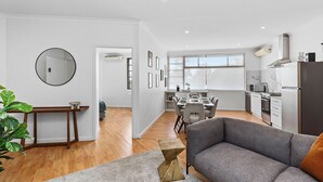 Eine moderne Wohnung mit Essbereich, Küche und Wohnzimmer.