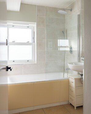 Bathroom - One Bedroom Apartment in West Kensington (London)