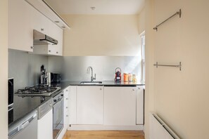 Private kitchen - One Bedroom Apartment in West Kensington (London)