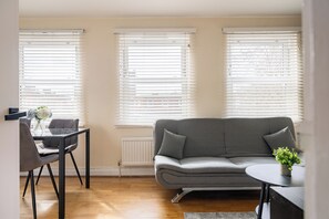 Living area - One Bedroom Apartment in West Kensington (London)