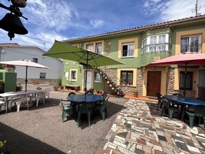 Outdoor dining - Apartments 200 meters from the beach (Gozón)