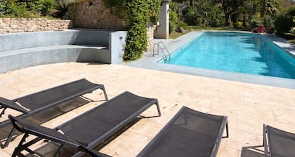 5-bedroom mas, pool, sauna, in beautiful Roquefort-les-Pins with AC