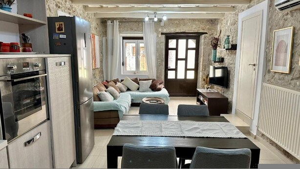 A compact living space with a kitchenette, a sofa, a dining table, and a TV. - Casa Joanna Old Town Rethymno (Rethymno)
