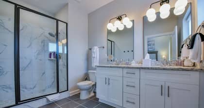 Crimson Summit | Walk to Downtown | Near Bryant-Denny Stadium | Sleeps 6