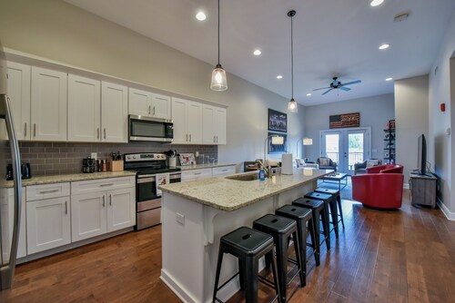 Crimson Summit | Walk to Downtown | Near Bryant-Denny Stadium | Sleeps 6