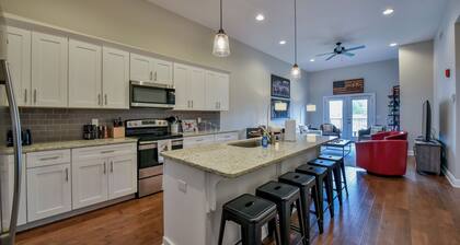 Crimson Summit | Walk to Downtown | Near Bryant-Denny Stadium | Sleeps 6