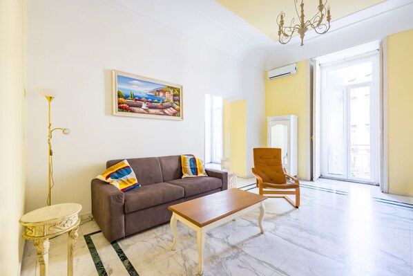 Apartment (1 Bedroom) | Front of property - Luxury Toledo 22 (Naples)