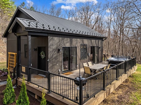 Outdoor dining. Modern Cabin Retreat w Hot Tub, Sauna & Fire Pit