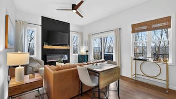 Smart TV, fireplace