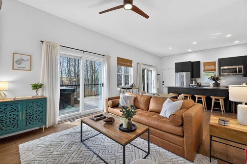 Modern Cabin Retreat w Hot Tub, Sauna & Fire Pit