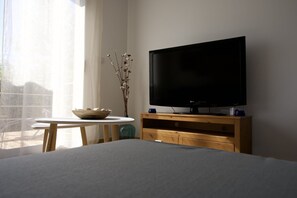 Room - Holiday Home 'Lacaducee' with Balcony, Wi-Fi and Air Conditioning (Peujard)