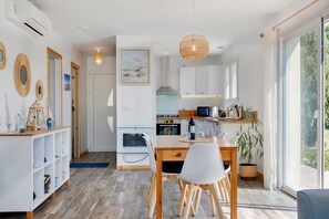 Fridge, microwave, oven, stovetop - Holiday Home 'Lacaducee' with Balcony, Wi-Fi and Air Conditioning (Peujard)