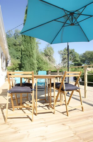 Outdoor dining - Holiday Home 'Lacaducee' with Balcony, Wi-Fi and Air Conditioning (Peujard)