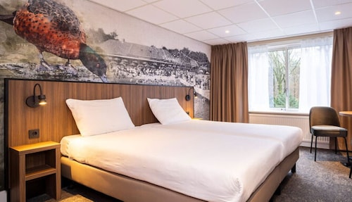 Peaceful Hotel Accommodation by Forest, Castle & Arnhem Attractions
