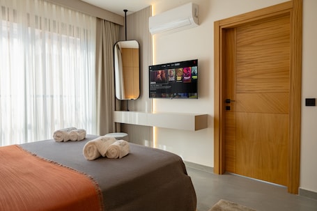 Deluxe Suite, Balcony, City View. WeSuites