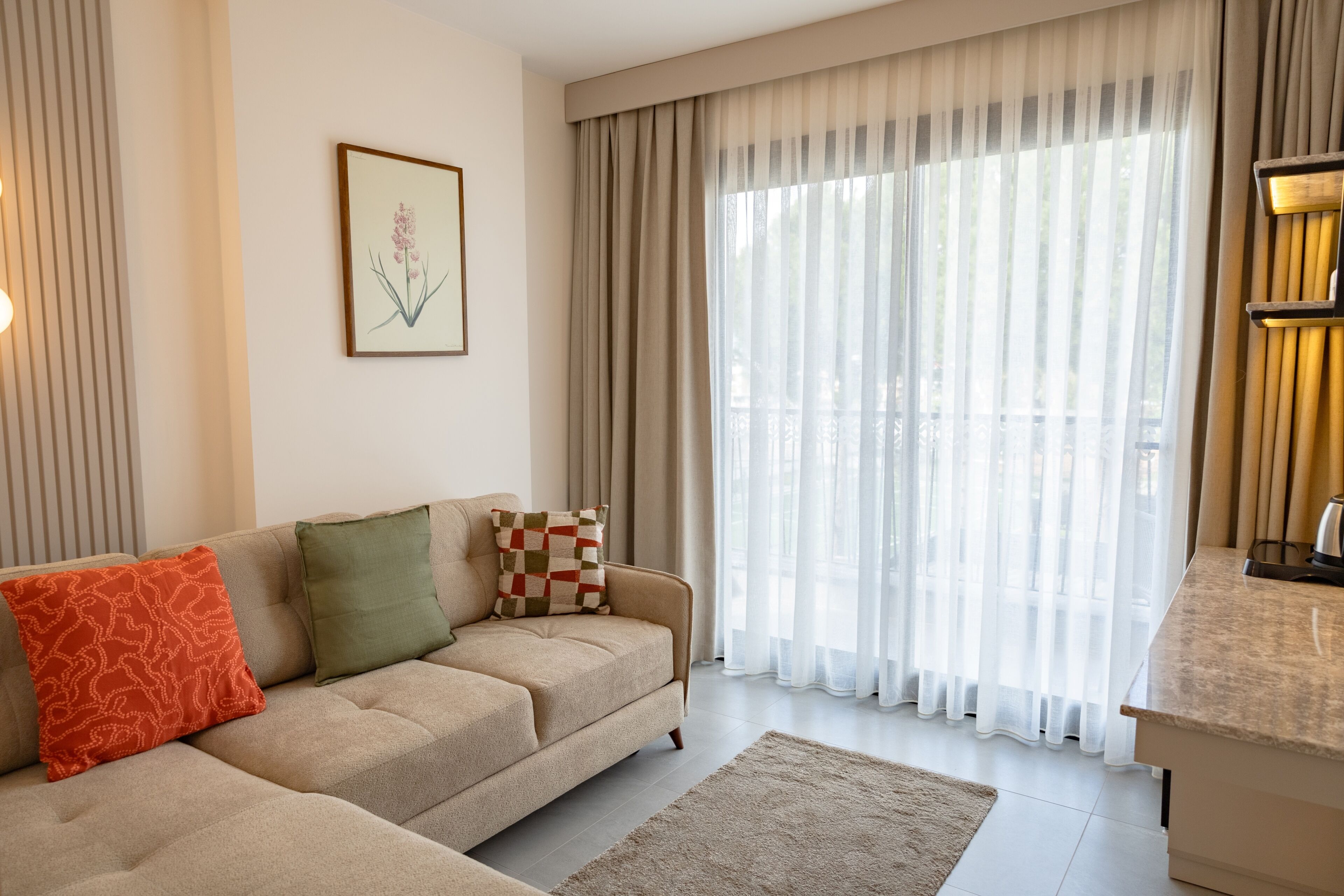 Deluxe Suite, Balcony, City View | Living area