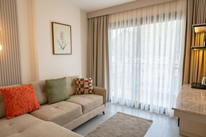 Camera Deluxe, balcone, vista città | Area soggiorno