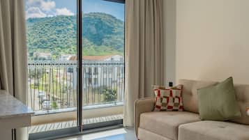 Suíte luxo, sacada, vista para a cidade | Área de estar