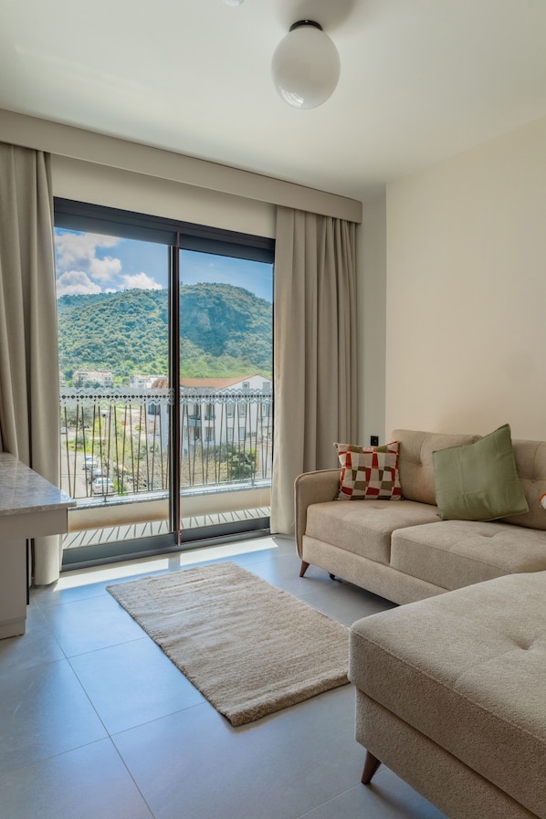 Deluxe Suite, Balcony, City View | Living area