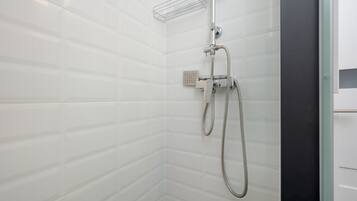 Doccia, asciugacapelli, asciugamani, shampoo