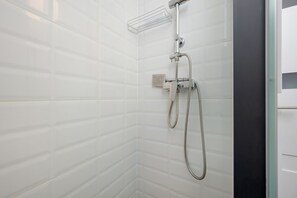 Shower, hair dryer, towels, shampoo - Well-Communicated Apartment | Close to Aquapark (Wrocław)