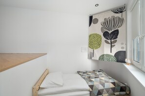 Tabla de planchar con plancha, cuna de viaje, wifi y ropa de cama 