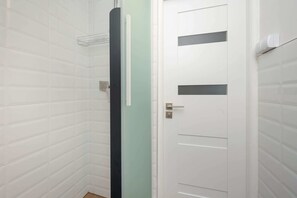 Shower, hair dryer, towels, shampoo - Well-Communicated Apartment | Close to Aquapark (Wrocław)