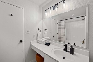 Hair dryer - Modern Home near UTSA and Six Flags (San Antonio)