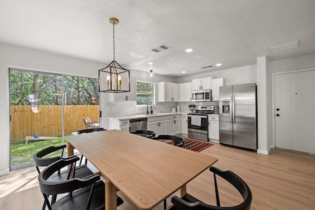 Fridge, microwave, oven, stovetop. Modern Home near UTSA and Six Flags