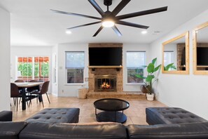 Interior - Pool, Putt-Putt, Fire Pit, Sleeps 16 (San Antonio)